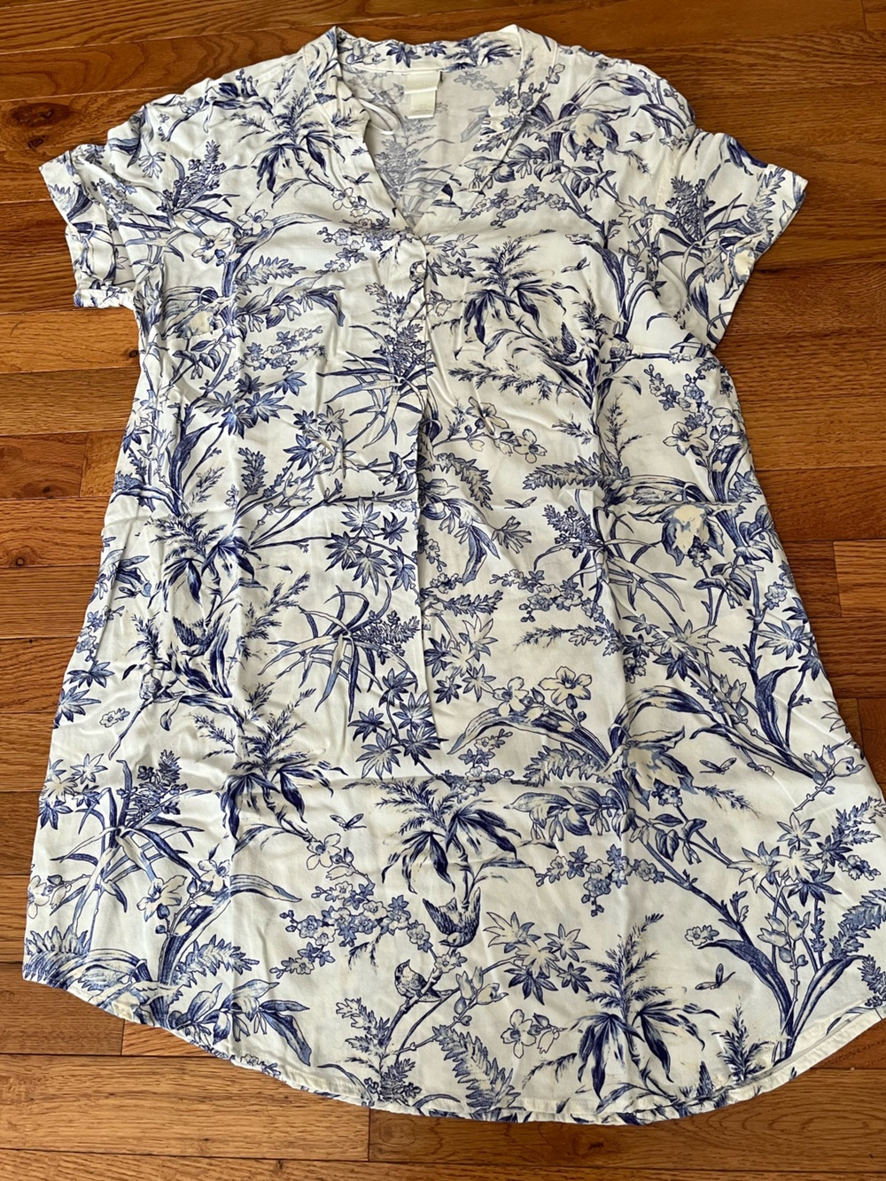 H&M Cream Dress w/Navy Floral Print short sleeve sz S Vneck, flirty shirtdress